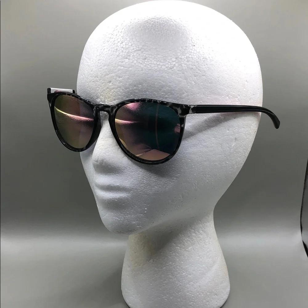 Bundle lot 8 trendy fashion sunglasses variety of brands and styles.